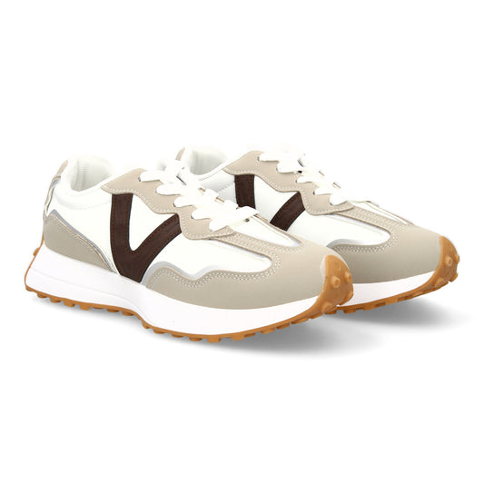 Zapatilla deportiva con Diseño moderno y suela dentada. Detalles de contraste  c