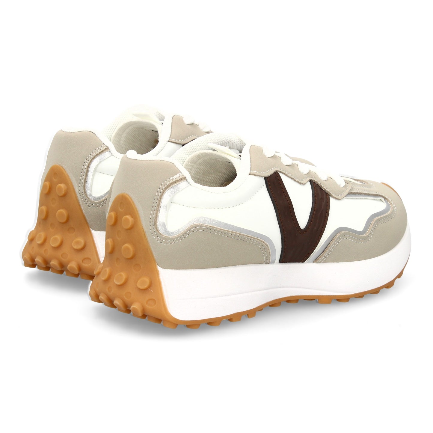 Zapatilla deportiva con Diseño moderno y suela dentada. Detalles de contraste  c