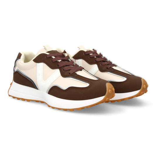 Zapatilla deportiva con Diseño moderno y suela dentada. Detalles de contraste  c