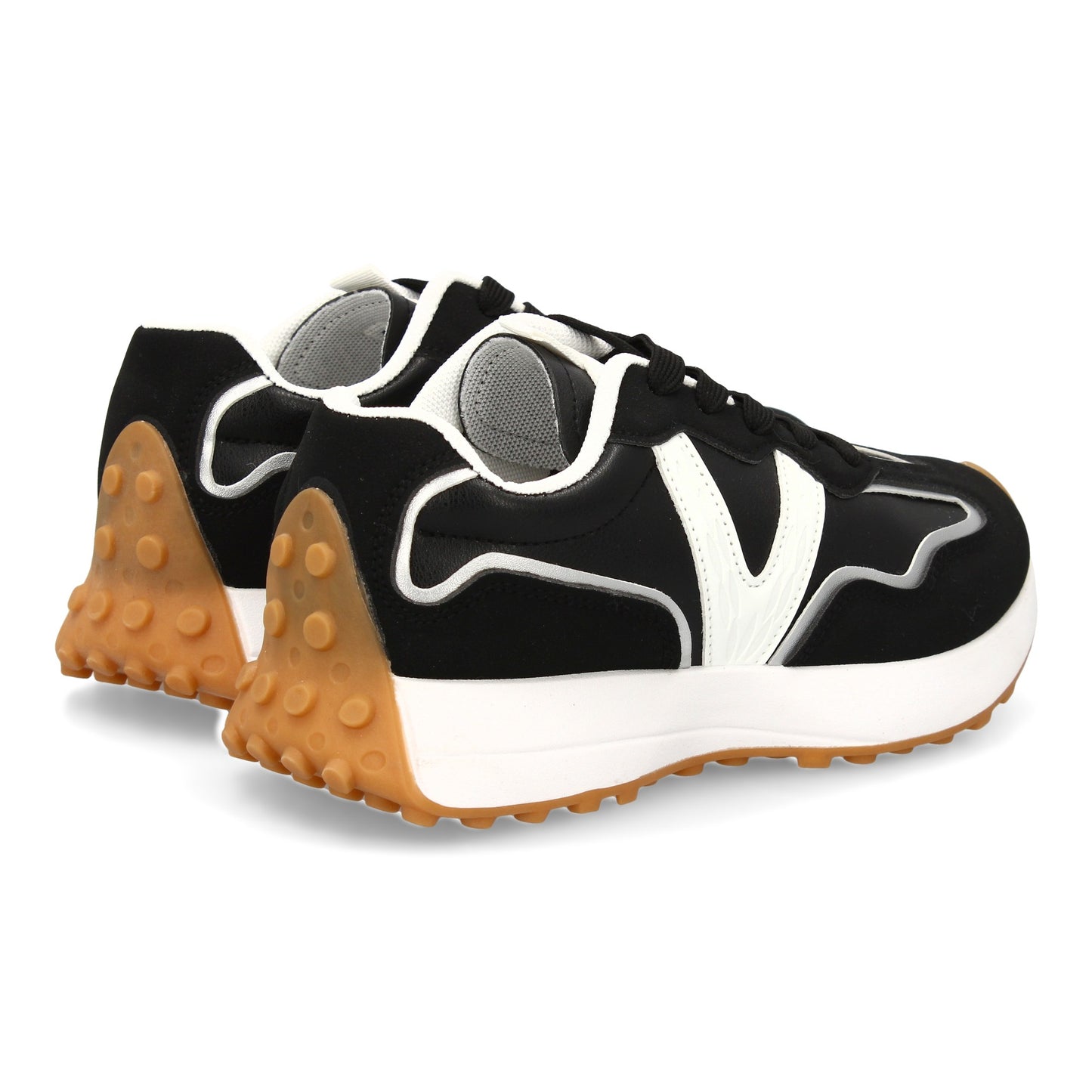 Zapatilla deportiva con Diseño moderno y suela dentada. Detalles de contraste  c