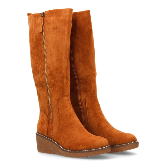 Bota de caña alta para mujer con diseño elegante. Cuenta con cuña suela den