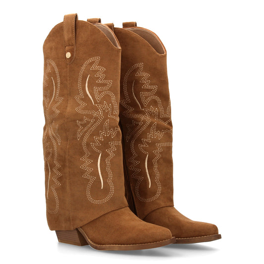 Bota para mujer estilo cowboy  acabada en punta y con grabados bordados en la ca