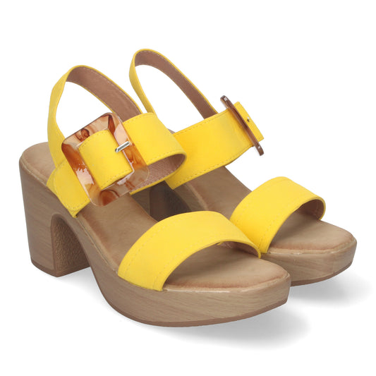 Sandalias de verano   elegantes y cñmodas  con tacón de madera  hebilla decorativa y puntera abierta.