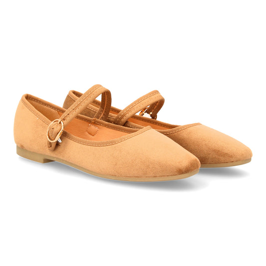 Bailarina con pulsera ajustable y hebilla. Suela ligera y cómoda  sin cierre. Id