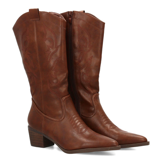 Bota cowboy de caña alta con bordados laterales. Punta fina y tacón ancho ´cómod