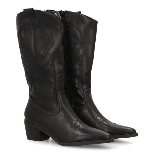 Bota cowboy de caña alta con bordados laterales. Punta fina y tacón ancho ´cómod