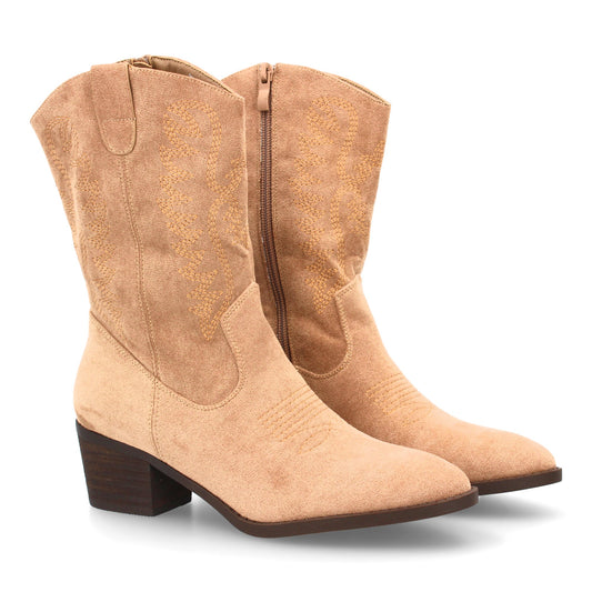 Bota cowboy de caña media con bordados frontales y laterales  punta fina. tacón