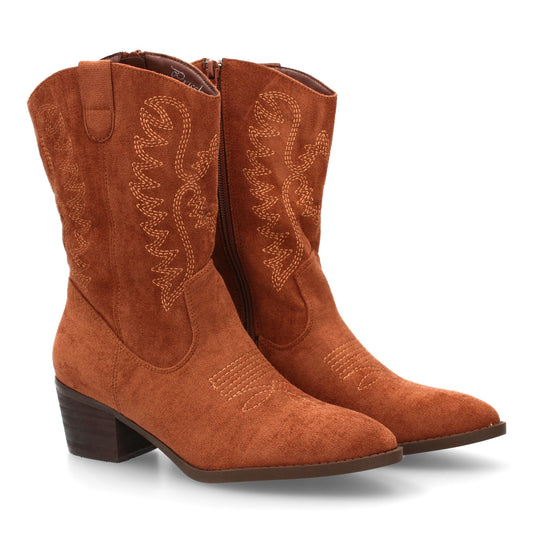 Bota cowboy de caña media con bordados frontales y laterales  punta fina. tacón