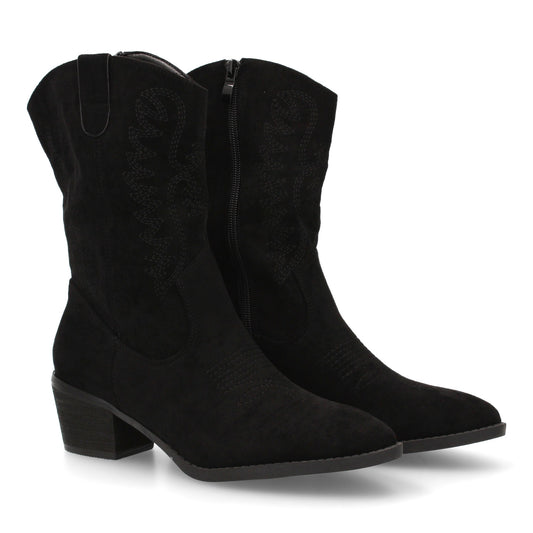 Bota cowboy de caña media con bordados frontales y laterales  punta fina. tacón