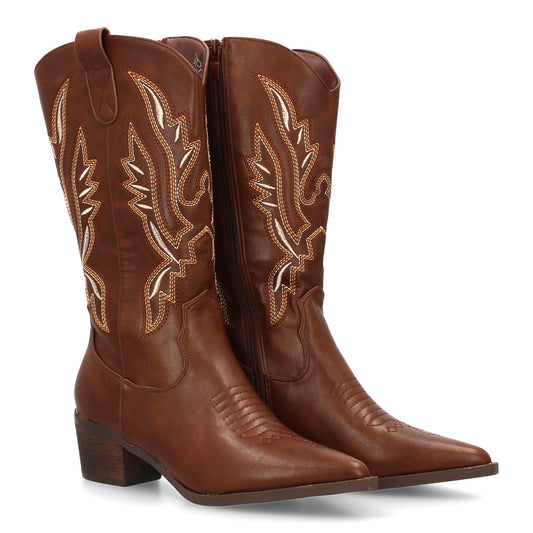 Bota cowboy de caña alta con bordados multicolor en la caña. Incluye punta fina