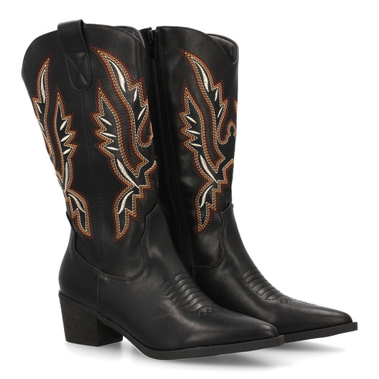 Bota cowboy de caña alta con bordados multicolor en la caña. Incluye punta fina