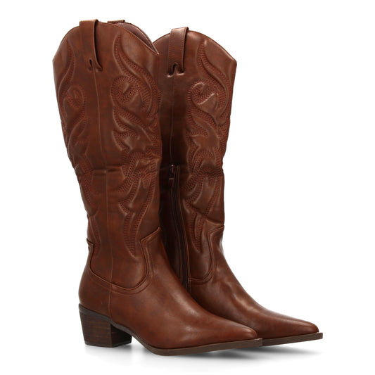 Bota cowboy de caña alta con bordados decorativos y punta fina. tacón ancho ´cóm