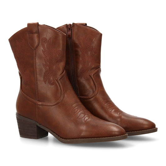 Bota cowboy de caña media con bordados laterales y punta fina. tacón ancho comod