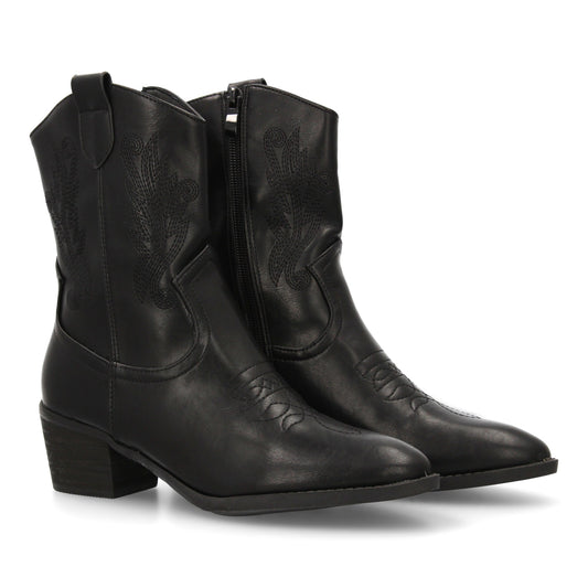 Bota cowboy de caña media con bordados laterales y punta fina. tacón ancho comod
