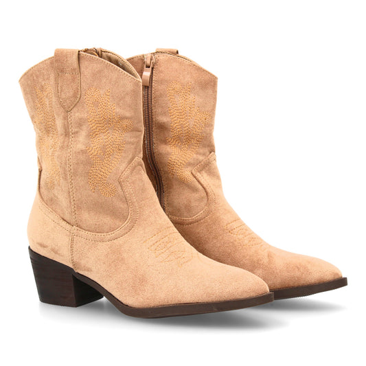 Bota cowboy de caña media con bordados laterales y punta fina. tacón ancho comod