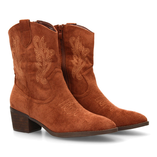 Bota cowboy de caña media con bordados laterales y punta fina. tacón ancho comod