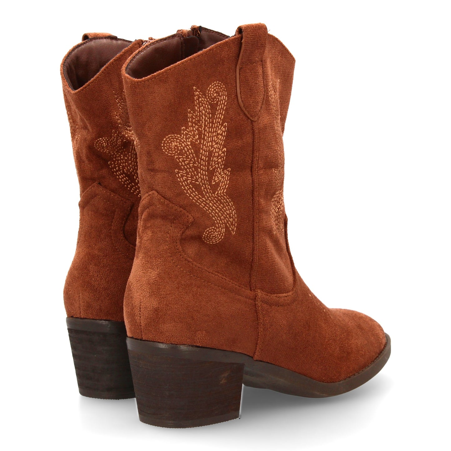 Bota cowboy de caña media con bordados laterales y punta fina. tacón ancho comod