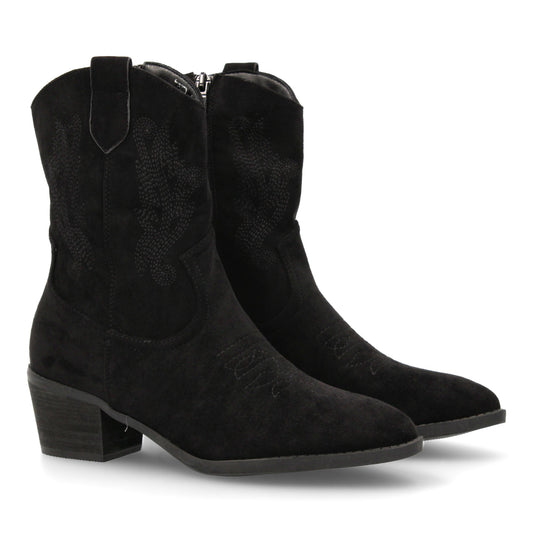 Bota cowboy de caña media con bordados laterales y punta fina. tacón ancho comod