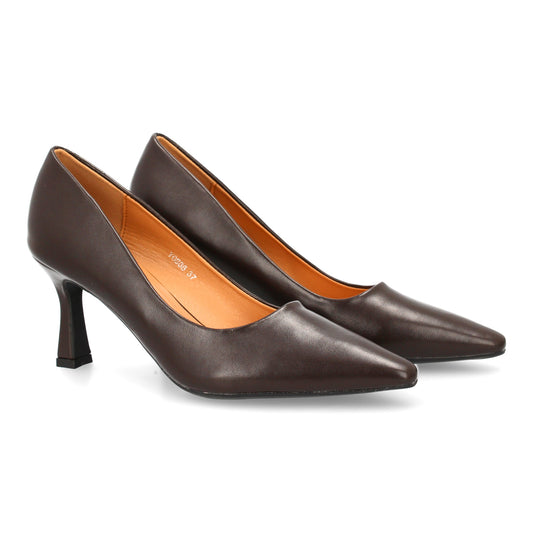Zapato de salón clásico con punta fina y tacón comodo. Estampado liso sin cierre