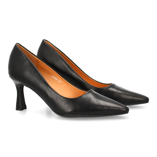 Zapato de salón clásico con punta fina y tacón comodo. Estampado liso sin cierre