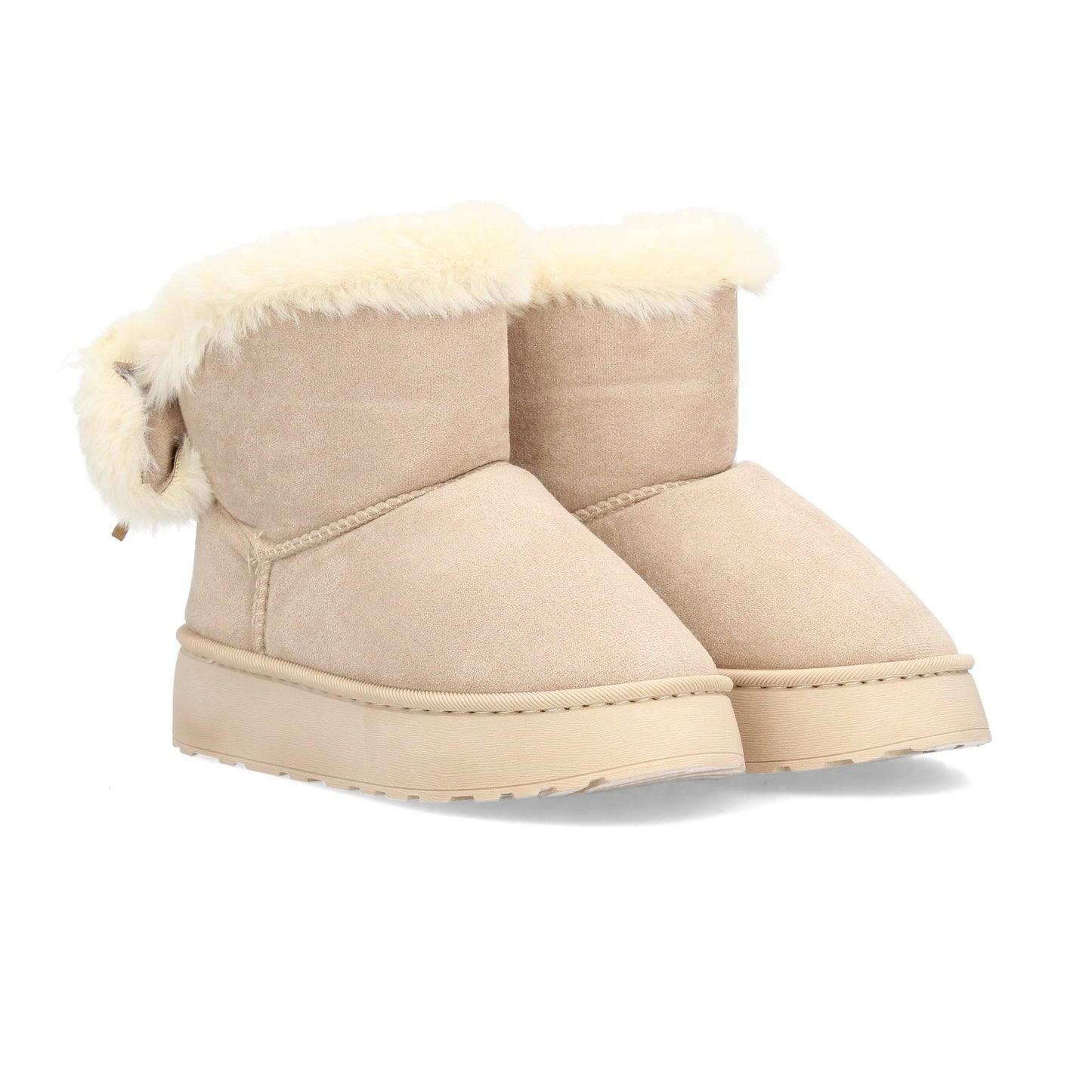 Bota para invierno con exterior de acabado afelpado y detalle de borreguito