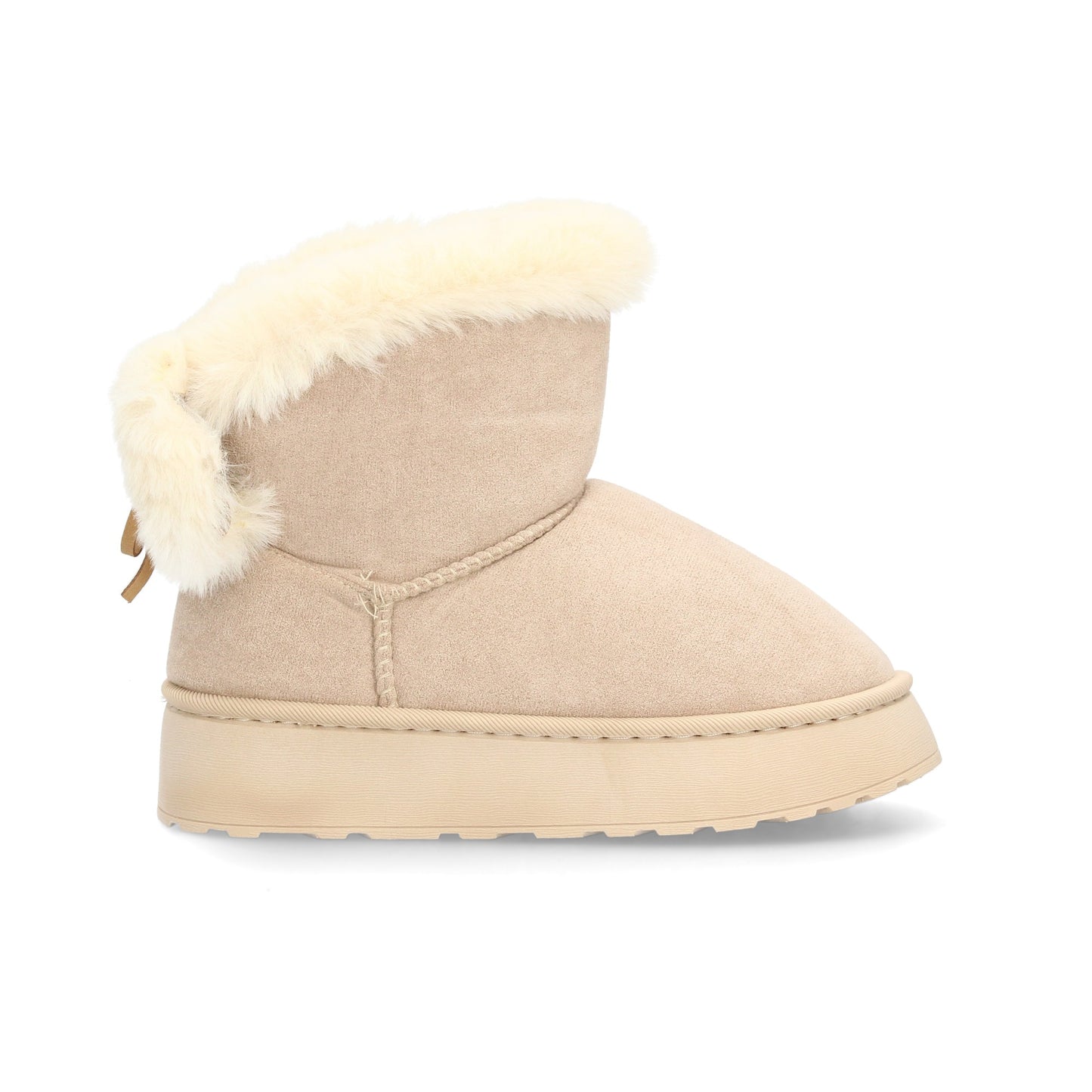 Bota para invierno con exterior de acabado afelpado y detalle de borreguito