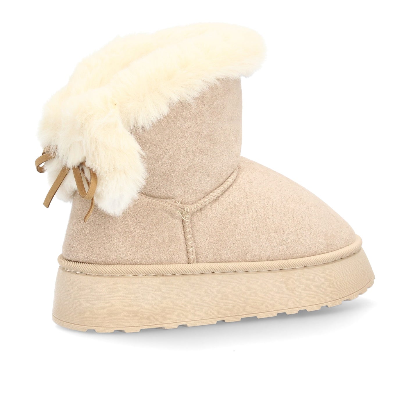 Bota para invierno con exterior de acabado afelpado y detalle de borreguito