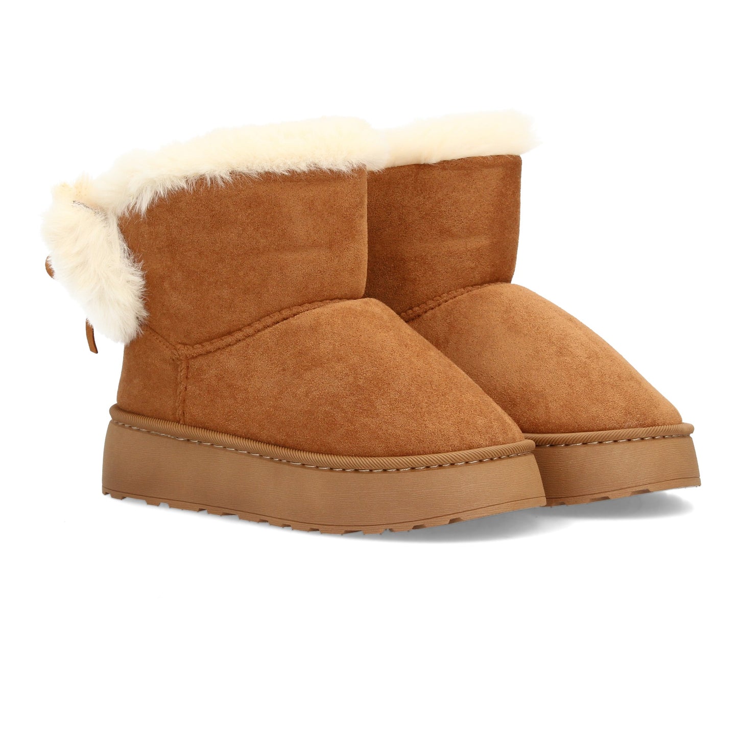 Bota para invierno con exterior de acabado afelpado y detalle de borreguito