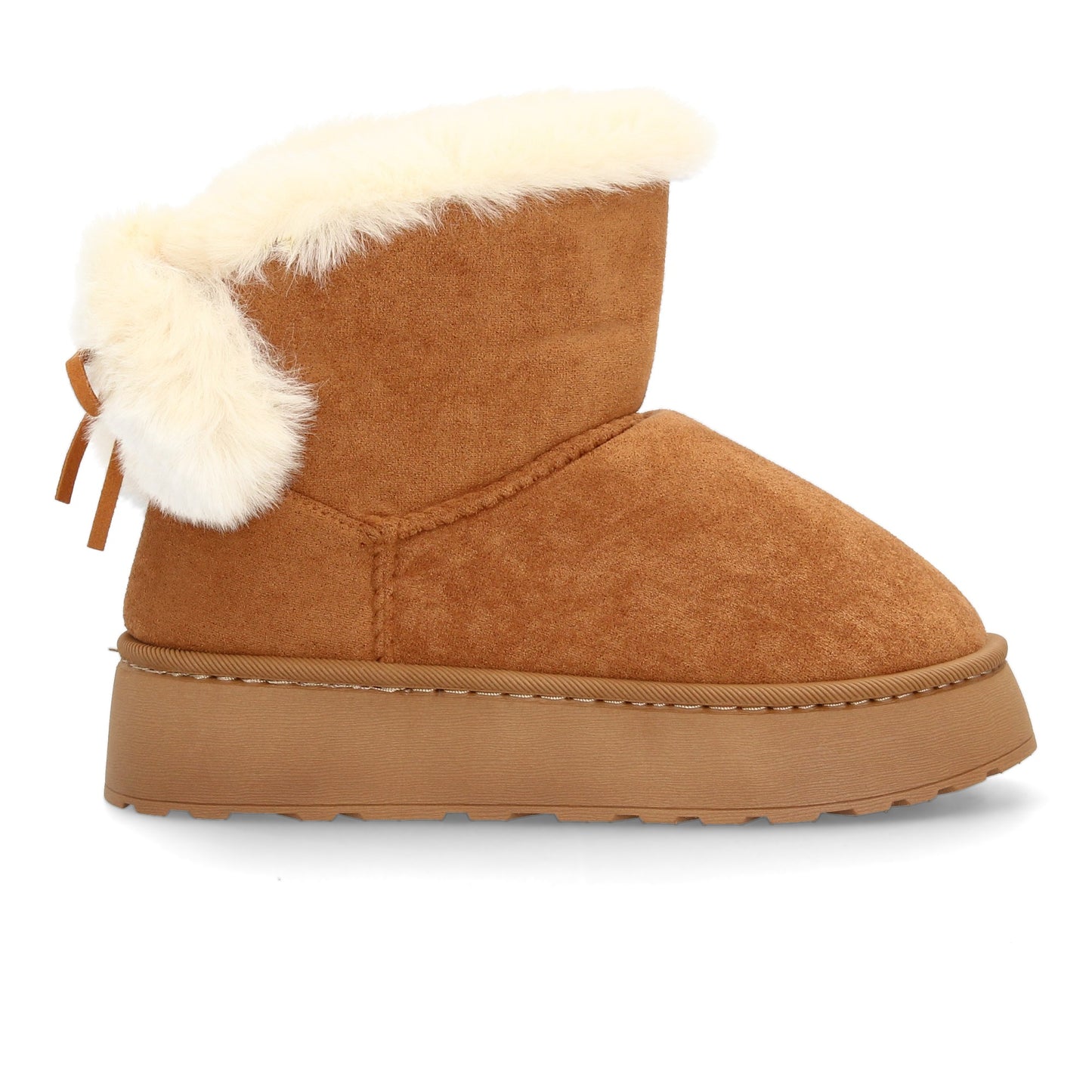 Bota para invierno con exterior de acabado afelpado y detalle de borreguito