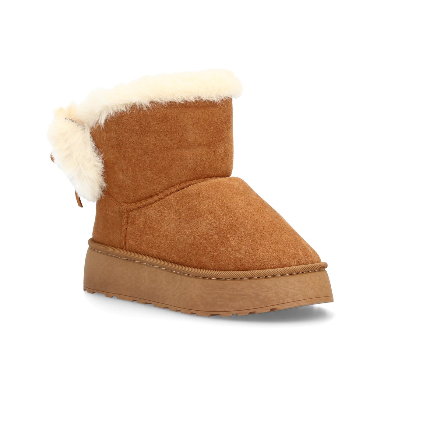 Bota para invierno con exterior de acabado afelpado y detalle de borreguito