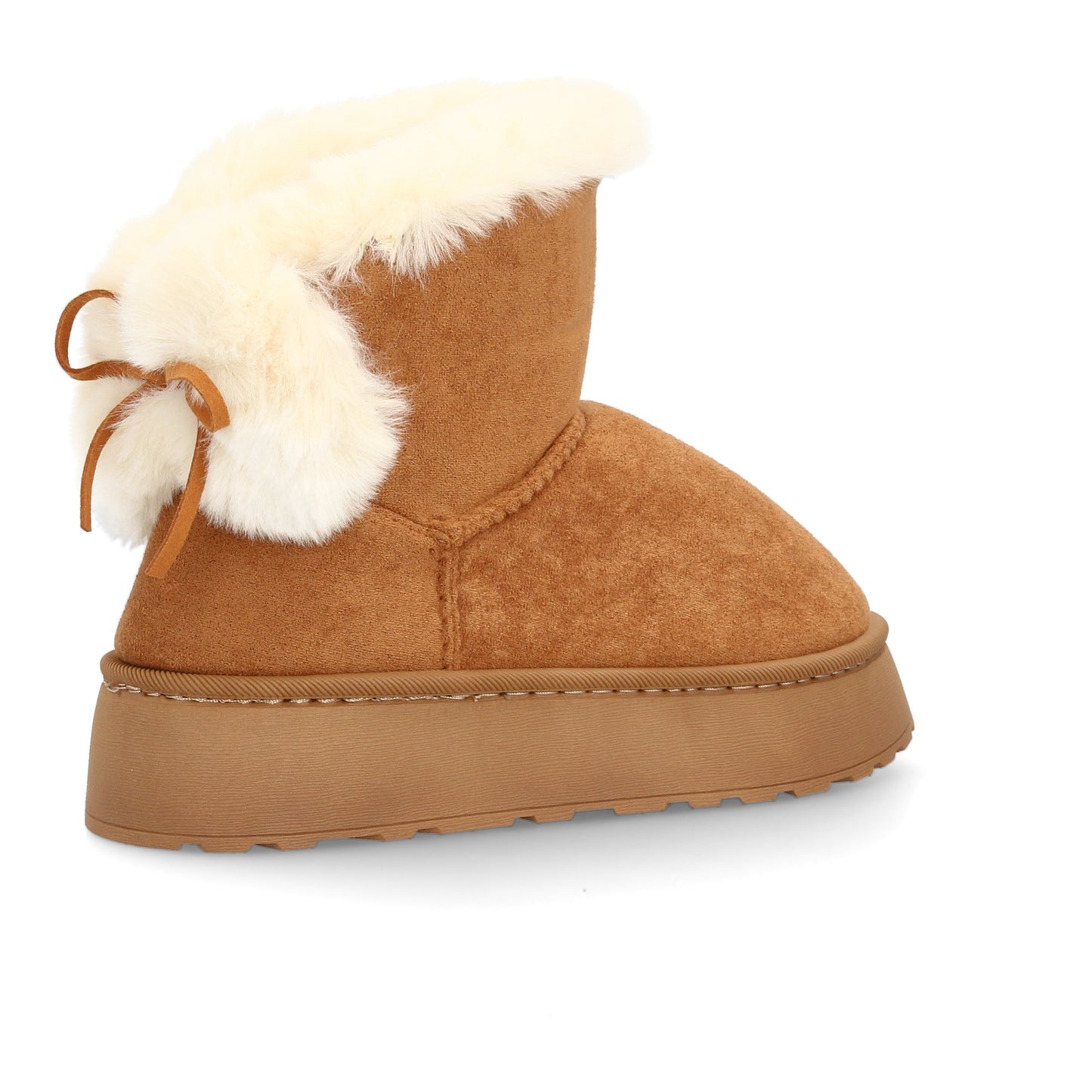 Bota para invierno con exterior de acabado afelpado y detalle de borreguito