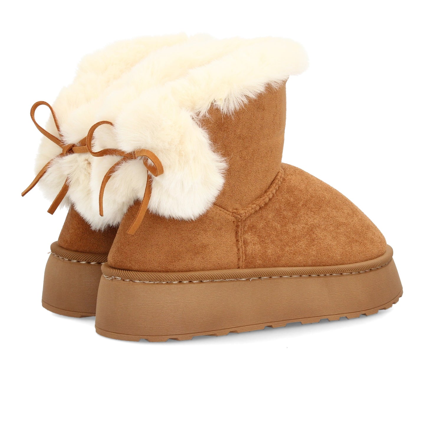 Bota para invierno con exterior de acabado afelpado y detalle de borreguito