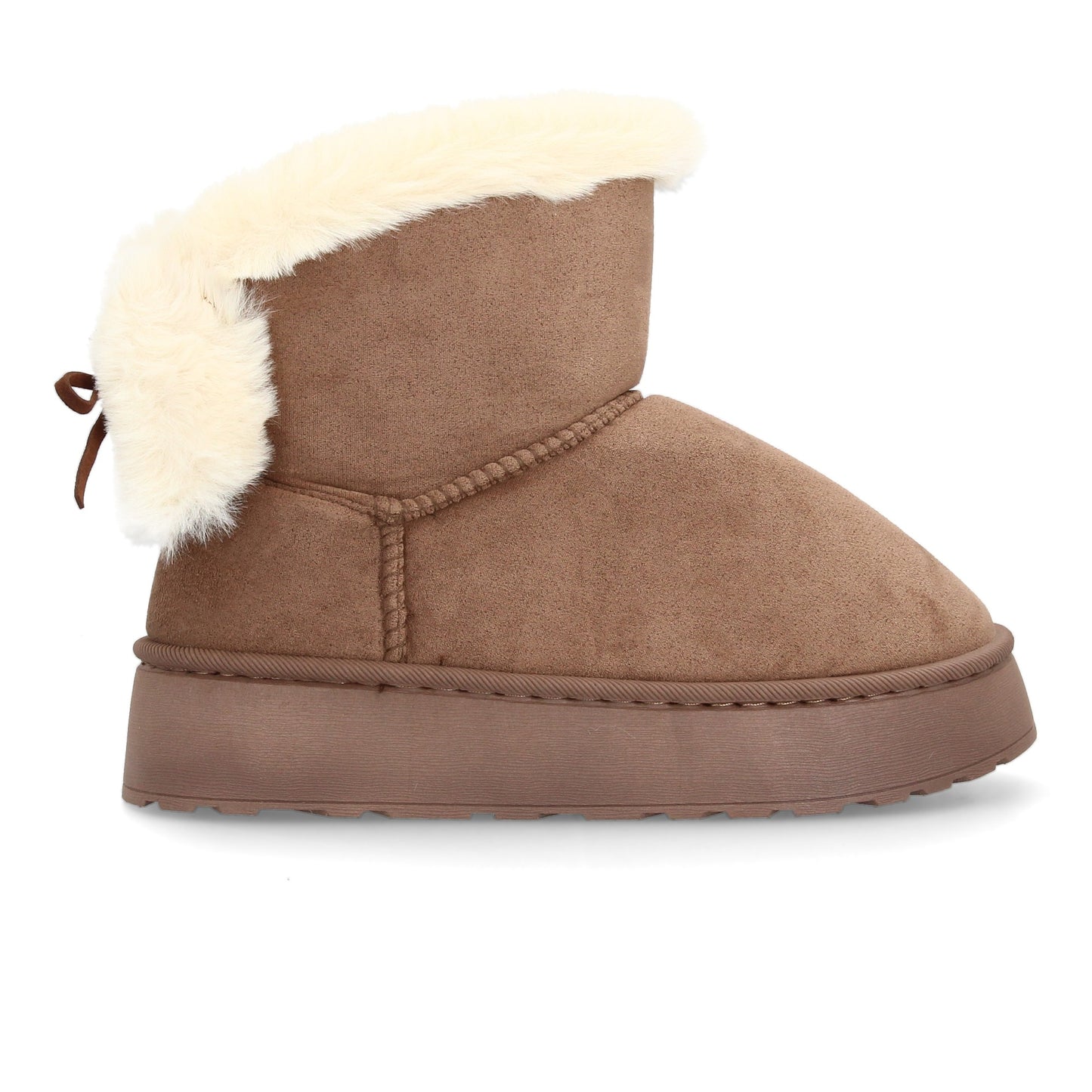 Bota para invierno con exterior de acabado afelpado y detalle de borreguito