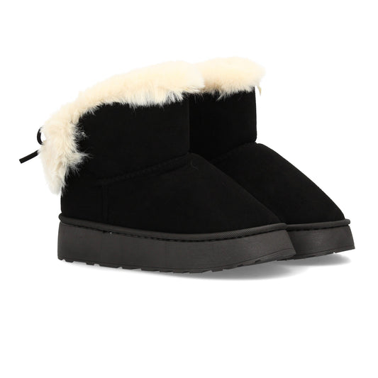 Bota para invierno con exterior de acabado afelpado y detalle de borreguito