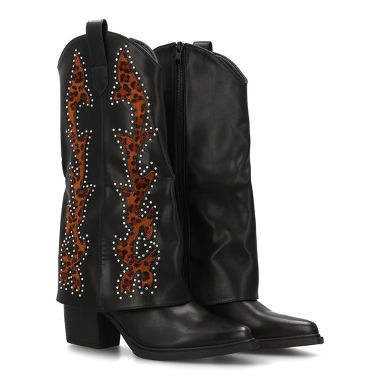 Bota cowboy de caña alta con bordados estampados y tachuelas metálicas. tacón an