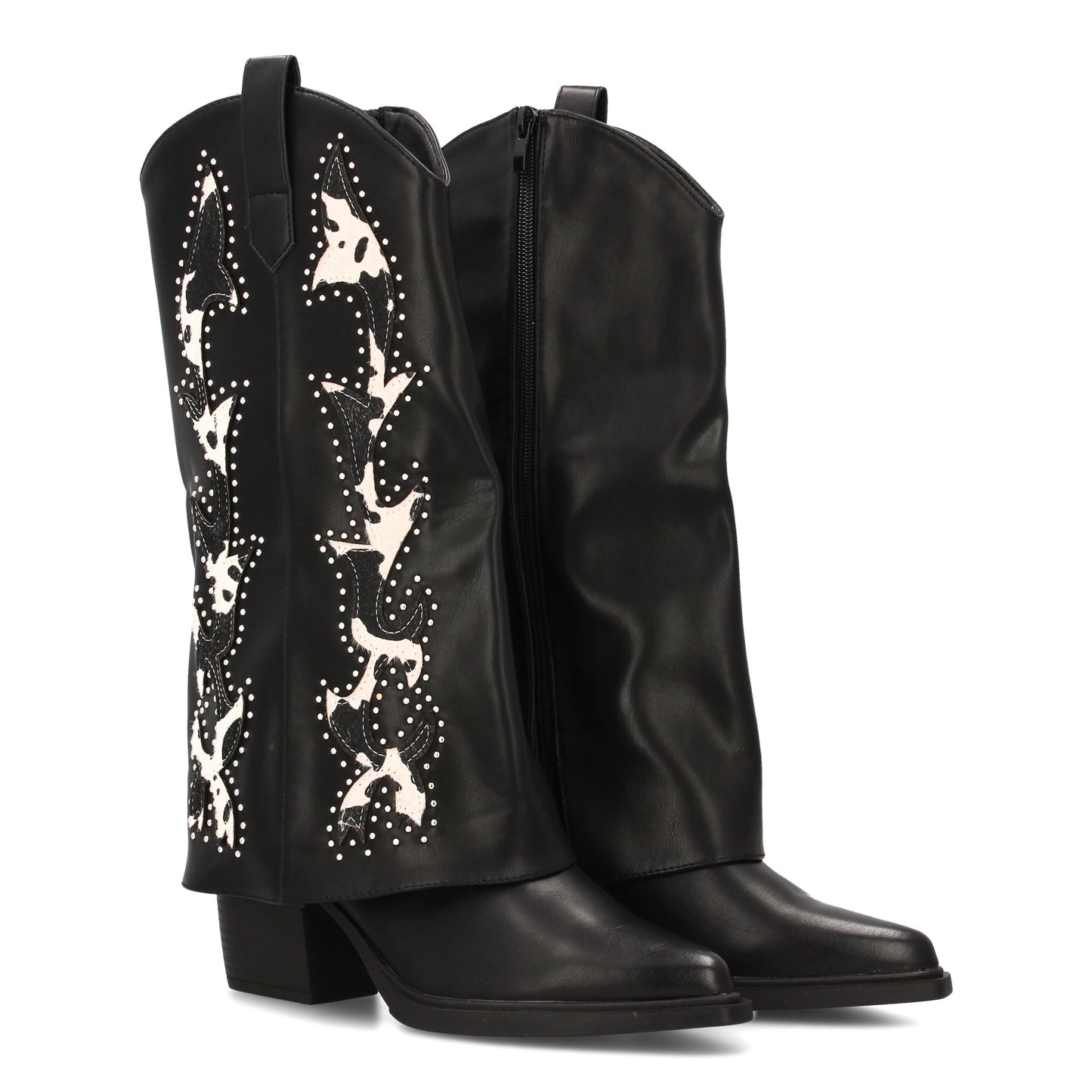 Bota cowboy de caña alta con bordados estampados y tachuelas metálicas. tacón an