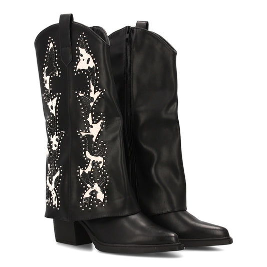 Bota cowboy de caña alta con bordados estampados y tachuelas metálicas. tacón an