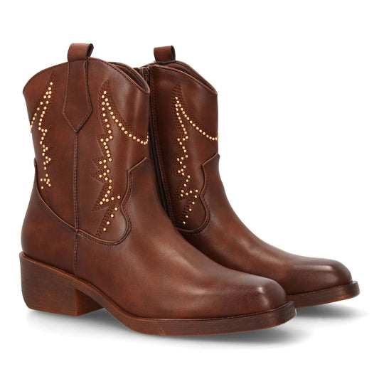 Bota cowboy para mujer con caña media adornada con tachuelas decorativas y costu